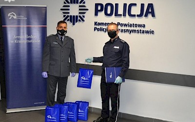 Osadzeni uszyli maseczki dla policjantów