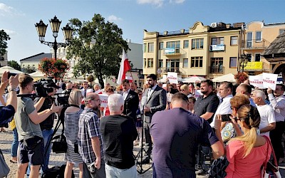 PiS przedstawia program. Będzie obwodnica, Mieszkanie+ i wsparcie szpitala.