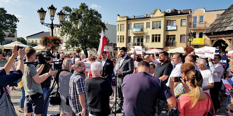 PiS przedstawia program. Będzie obwodnica, Mieszkanie+ i wsparcie szpitala.