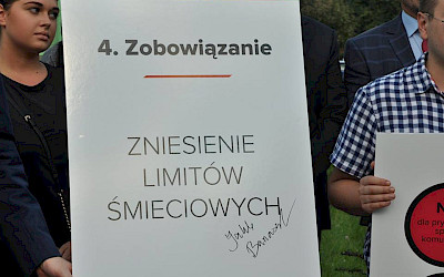 Banaszek chce zniesienia limitów śmieciowych i ma plan na Zachód