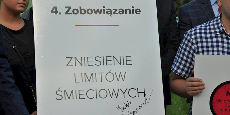 Banaszek chce zniesienia limitów śmieciowych i ma plan na Zachód