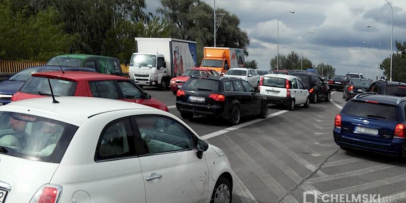 Karambol na wiadukcie. Ruch znacząco utrudniony.