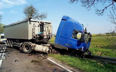 Groźny wypadek w Natalinie. Samochód zderzył się z ciężarówką