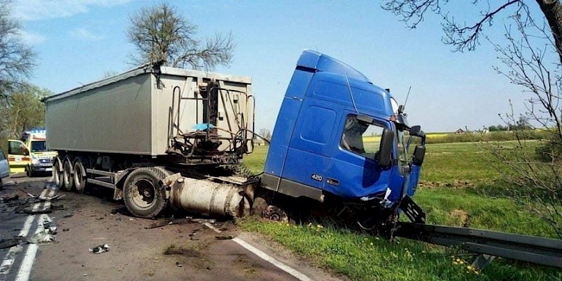 Groźny wypadek w Natalinie. Samochód zderzył się z ciężarówką