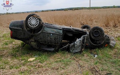 Uderzył w słup i dachował