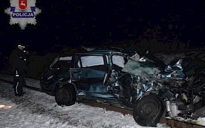 Ford wjechał pod pociąg na przejeździe kolejowym. Zginął kierowca!