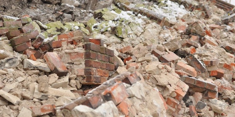 Runął mur przy Bazylice | FOTO