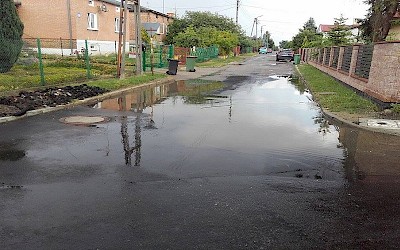 Woda zalewa nowe ulice. Mieszkańcy martwią się o późniejsze poprawki