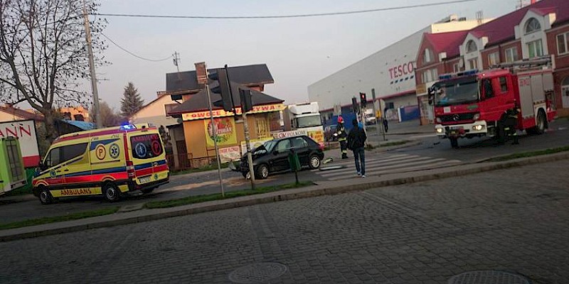 Kolizja na ulicy Lwowskiej. Zderzenie forda i autobusem