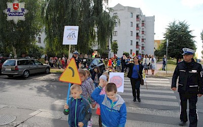 Uczą najmłodszych przechodzić przez przejście