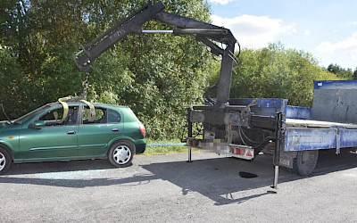 Kradli samochody za pomocą dźwigu