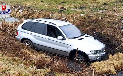 Żmudź. Pijany wiózł dziecko i wjechał do rowu