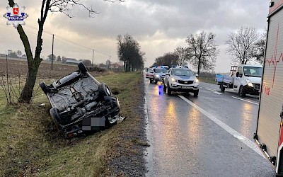 Zakręcie. Dachowali volkswagenem