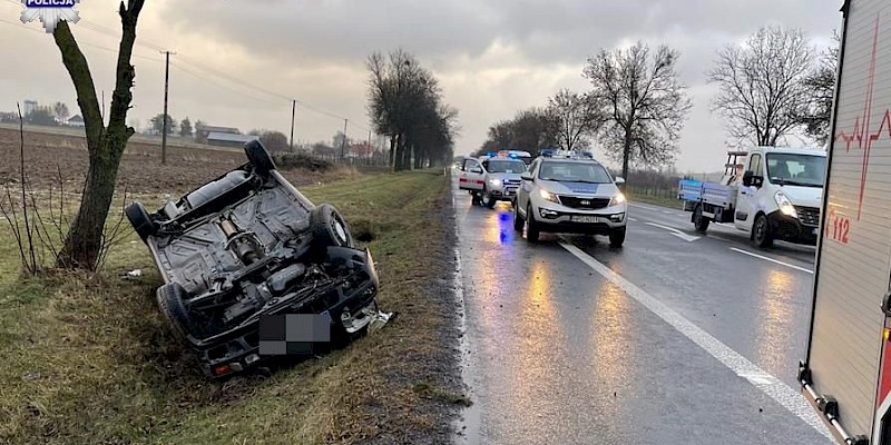 Zakręcie. Dachowali volkswagenem