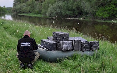 Ponton z papierosami dryfował po Bugu