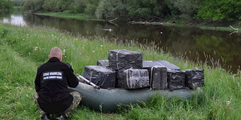 Ponton z papierosami dryfował po Bugu