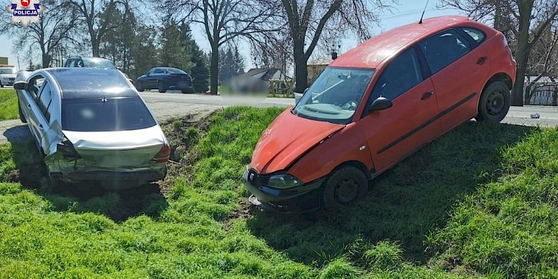 Zakręcie. Jazdę zakończyli w rowie