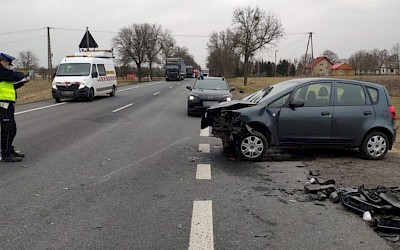 Zakręcie. Zderzyły się trzy osobówki