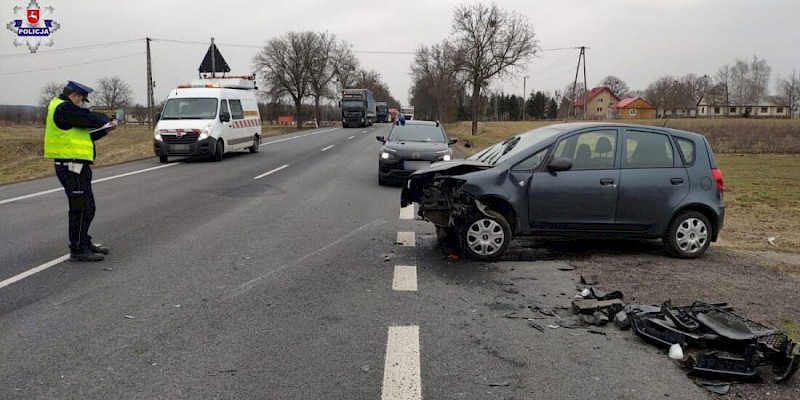 Zakręcie. Zderzyły się trzy osobówki