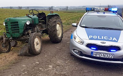 Krupe. Rolnik był pijany, więc ciągnik jeździł sam