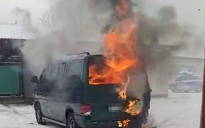 Gasili płonące auto