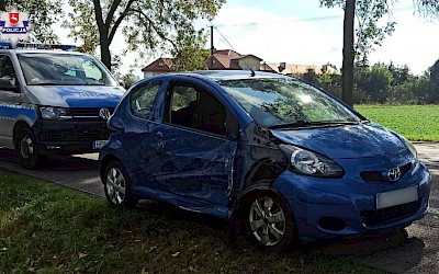 Zakręcie. Wjechał toyotą w ciągnik