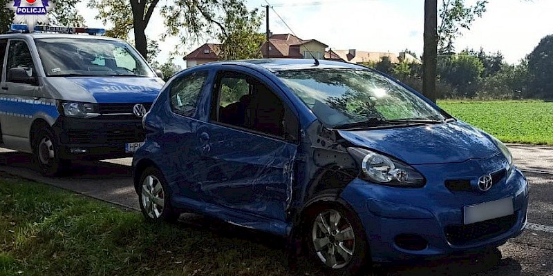 Zakręcie. Wjechał toyotą w ciągnik