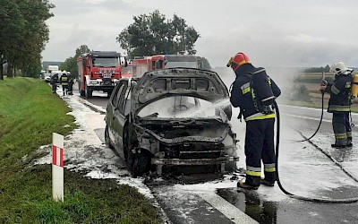 Łopiennik Dolny. Renault stanęło w płomieniach