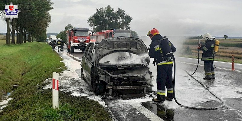 Łopiennik Dolny. Renault stanęło w płomieniach